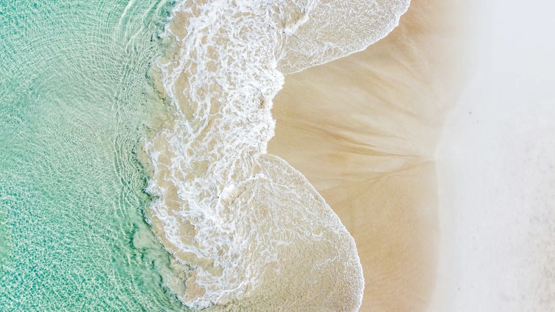 埃斯佩兰斯蓝绿色海水与白色沙滩的航拍景色